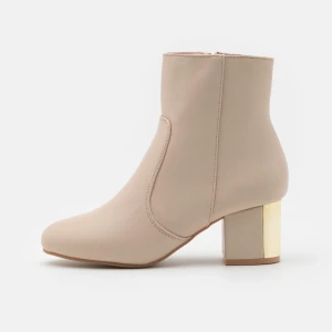 Stövlar  - Anna Field stövletter i wide fit modellen. Väldigt fina med guld detalj där bak. Använda 1 gång så i nytt skick. Från Zalando. Nypris när jag köpte var 559kr. Säljer de pga de ej komma användas. Pris kan diskuteras.kan skicka bild på min om de önskas