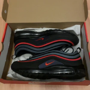 Nike air Max 97  - Helt nya airmax 97 använda fåtal gånger säljer pga att dom är försmå köpta på Nikes hemsida. Tveka inte på att höra av er vid frågor 
