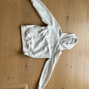 Calvin Klein hoodie - Calvin Klein hoodie storlek s passar M. Jätte bra skick. Säljer den då den är för liten