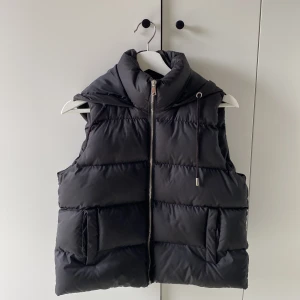 Väst  - Nästan ny väst, endast använd en gång. Storlek S. 