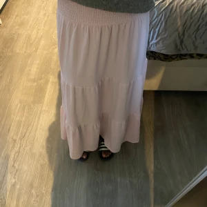 Rosa långkjol - En Babypink maxikjol  Den är använd en gång 