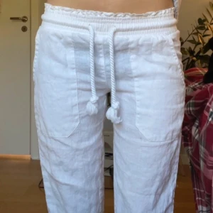 Linnebyxor skagen clothing - Xxs Har sprättar upp sömnen och sytt upp en bit för att få mer längd men går att sy tillbaka till originalet  Har även en fläck bak på vänstra benet (se bild) Annars super bra skick 