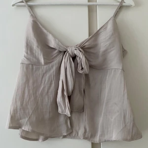 Topp med knytning🌻 - Linne med knytning från Gina, aldrig använd så är helt i nyskick utan någon defekt, liknar design by sí toppen🥰