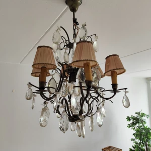 Äkta antik kristallkrona  - Säljer äkta antik kristallkrona från 40- talet  Du får med en korg med extra kristaller och ståltråd 