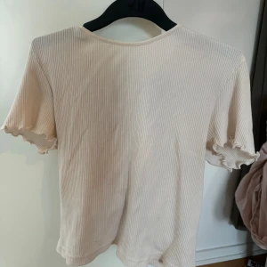 vit topp - Endast använd ett fåtal gånger  Strl M men passar också S