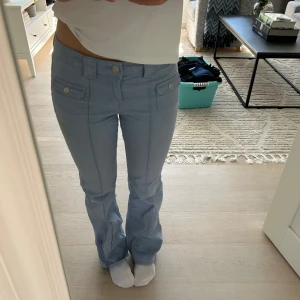 Blåa cargobyxor från hm - Jätte fina mer unik färg i dessa byxor än dom gröna. Tyvärr en färg fläck på sidan därav lägre pris. Annars inga defekter
