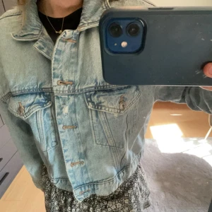 Jeansjacka - Säljer nu min jeansjacka från Stradivarius som jag köpte i Spanien för 399. Står storlek M men sitter mer som en xs skulle jag säga då den är väldigt liten i storleken. Inga defekter🤗🤗