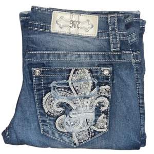 Bootcut Miss Me jeans. W26. Har små fläckar på framsidan (bild 3) [Ytterbenslängd 101cm] [Innerbenslängd 76cm] [Midja 37cm] [Benöppning 24cm]