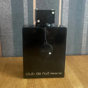 Armaf club de nuit edp - EDP versionen som är väldigt god och håller länge. 180/200ml kvar utan box. Batchcode: 400020. Kan även tänka mig sälja 5ml samples om det vore intressant. 