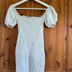 Vit kortklänning  - Söt klänning från Bikbok🤍