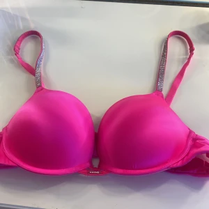 Bh - Säljer denna rosa Bh-n med glitter band och alla glitter stenar är kvar. Den är lite smutsig men försvinner lätt bort i en tvätt. Lappen är avklippt då jag tyckte den va obekväm med skulle gissa att storleken är 70B. Säljer för köptes i fel storlek💘