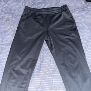 EA7 byxor - Armani byxor i storlek S skicket e som ny köpta inga fläckar eller slitage 