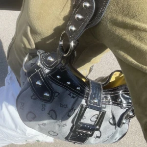 Vintage väska - Säljer denna söta väskan som tyvärr har fått fejk blod på sig undertill  från halloween….