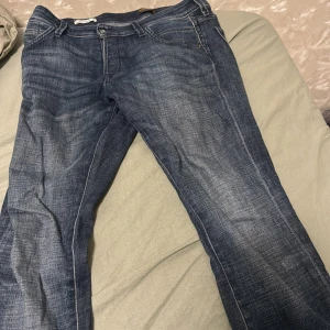 Jeans - Bra skick säljer den för den börja bli för liten på mig 