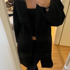 Kappa - super fin lång kappa!!! Lång i armarna och väldigt bra skick!! Liten i storleken!!