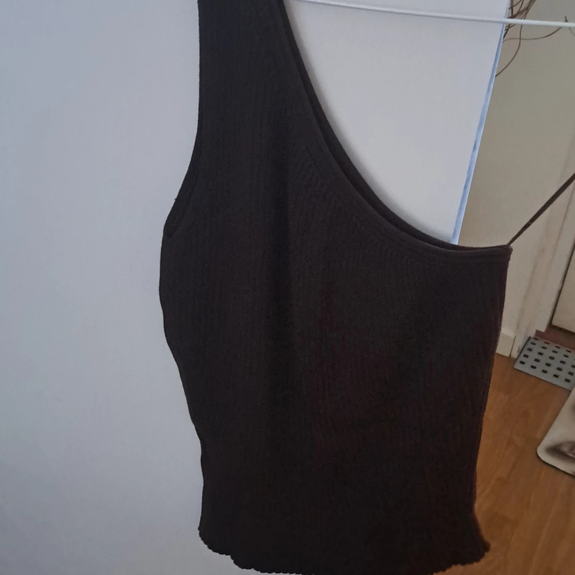 Brun ribbad oneshoulder topp - 93