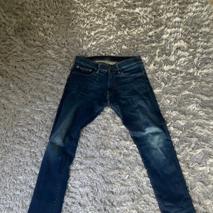 Polo Ralph Lauren Jeans - Säljer ett par tvär snygga Navy Ralph Lauren jeans i Slim fit och storlek 30/32. Har endast använt de några gånger. De är i ett mycket bra skick, nästan som nya.