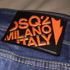 Dsquared2 jeans - Jeansen är i storlek 46. Dem är knappast använda så i bra skick. Hör av er för mer information.