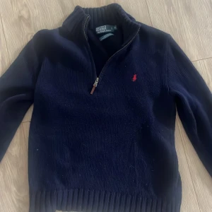 Stickad Ralph lauren half zip S - Schyst raffe half zip köpt här på plick. Storlek s men skulle säga att den sitter som en m/l  Skick 8/10 lite knopprig 