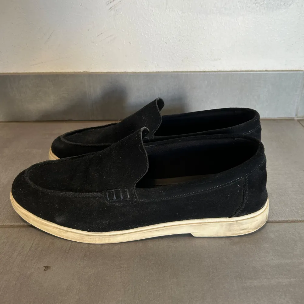 Mörkblåa loafers storlek 44. Skor.