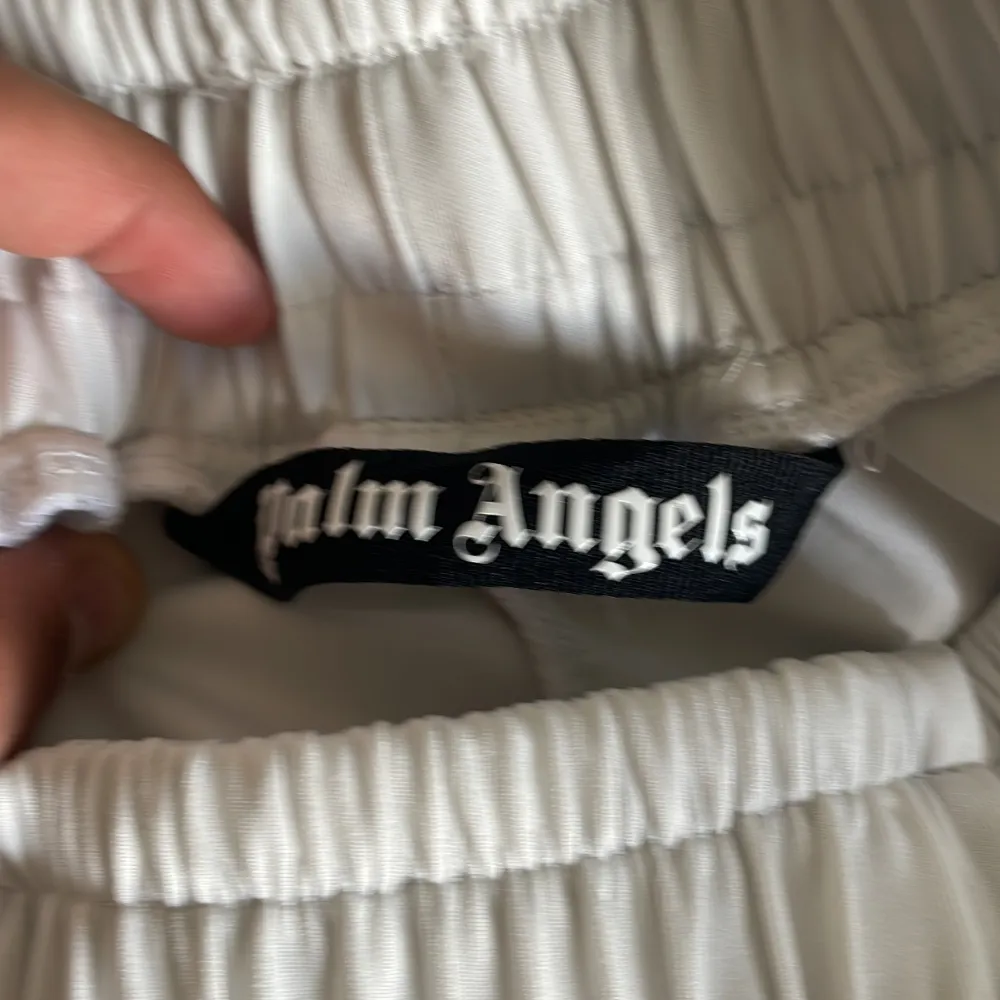 Ett par Palm angels byxor knappt använda. Storlek S. Jeans & Byxor.