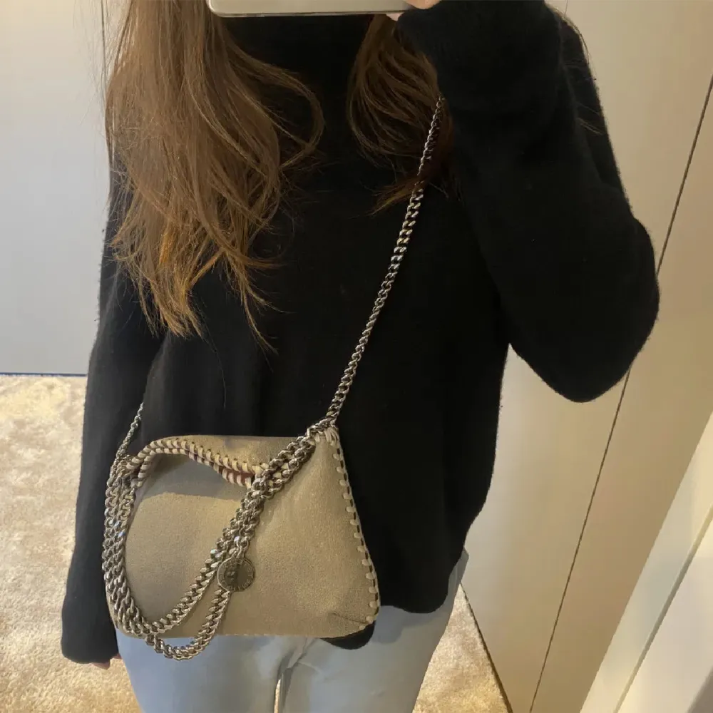 Säljer denna jätte fina gråa Stella McCartney väskan då jag vill köpa en annan💕 Den är i jätte fint skick och har inga synliga tecken på användning💗OBS lånade bilder från förra säljaren! Står inte för frakten!. Väskor.