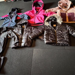 Flera jackor - 200kr st  Lindeberg Sweden, grå, 140 CMP, blågrå, 140 Didriksson, grön, 140  EQPE, rosa, fint skick, 134/140 Didriksson, ljusrosa, 120 Only, svart, 140 Lindex, 140, fin Didriksson, blårosa, 130 Everest, svart, fint skick, 140 Everest byxor, 140, fina