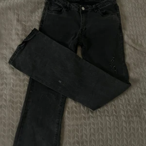 grå jeans - säljer dessa grå lågmidjade jeans, har använt ett par gånger men inga defekter🙌🏻 innerbensmått: 80  midjemått rakt över: 36 pris kan diskuteras💗 skriv privat vid frågor eller önskemål om bild med jeansen på! 
