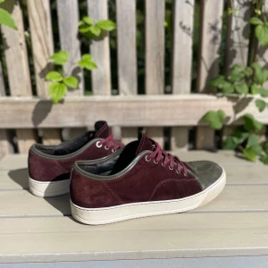 Lanvin - Säljer nu ett par extremt fräscha lanvins i vinröd färg med en mörk grön cap toe. Skorna är i bra skick med inga skador eller liknande. Skorna är storlek 43, hör av er vid frågor eller funderingar! 