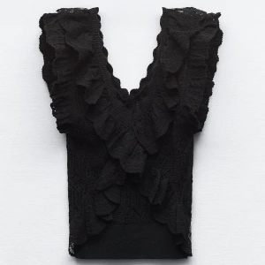 Zara  - Stickad topp med volanger från Zara som inte säljs längre. Den är som ny knappt använd 😍