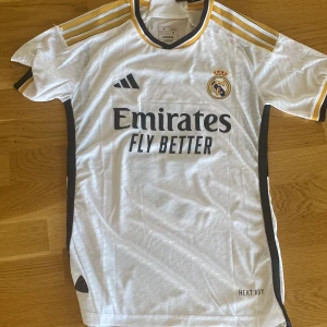 Real Madrid tröja 23-24 med mbappe - Helt ny, oanvänd mbappe tröja, säljer pågrund av att jag trodde att de var den nya tröjan o jag inte får skicka tillbaka den nypris 1799 med tryck, tveka inte på att höra av er o vid snabb affär kan priset diskuteras