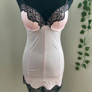 Rosa korsett med spets - Helt ny, oanvänd, jättesnygg, köpt på H&M. På lappen står strl 40 men är liten i storleken, stretch. Jag uppskattar det som strl S. Obs att provdocka har strl XS-S och korsett sitter utmärkt på 👌