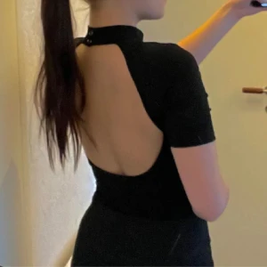 Öppenrygg - Öppenrygg body som bara ligger och tar plats i garderoben, fint skick från bikbok (inte mina bilder)