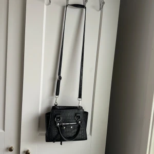 Handväska - Svart handväska, knappt använd. Bandet går att ställa in