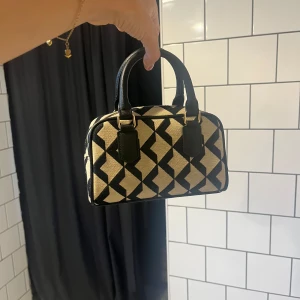 Liten handväska - Jättesöt lite handväska, gammal från H&M men aldirg använd 🌟
