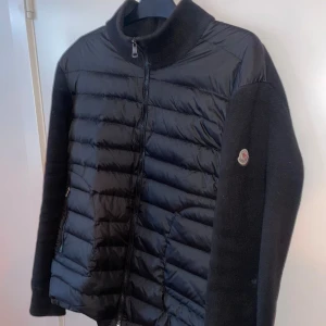 Moncler Cardigan - Moncler Cardigan i Storlek XL använt fåtal gånger väldigt bra skick. (NFC Scan finns) PRIS kan diskuteras 