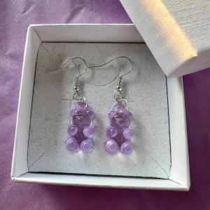 Gummibjörnar - lila💜 - Supergulliga örhängen med lila gummibjörnar, gjorda av mig, ej i äkta silver💜