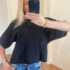 Trekvartsärmad tröja  - Jättefin stickad trekvartsärmad tröja med ”hål” i, endast använd några gånger och inga defekter!! 🥰