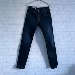 Mörkblå anbass jeans från replay med ett originalpris på 1699:-. Säljer då det inte är min stil. Endast testade, det vill säga inga som helst defekter. Hör av dig för mer info, pris kan diskuteras 💯