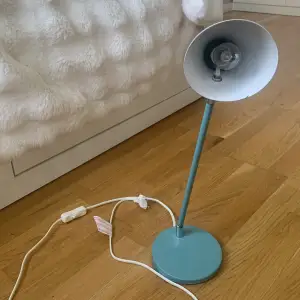 Fin lampa. bra ljus  och fin turkos färg 