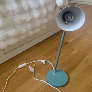 Skrivbords lampa  - Fin lampa. bra ljus  och fin turkos färg 