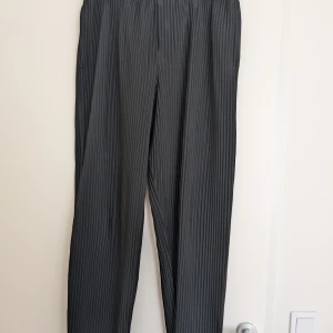 Issey miyake homme plisse byxor - Säljer mina Issey miyake byxor pga att jag aldrig använder dem längre. Bra skick.