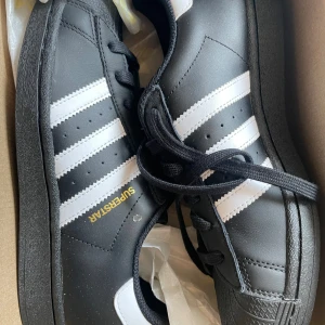 Superstar adidas  - Säljer ett par splitternya adidas skor modell superstar i storlek 37, aldrig använda❤️