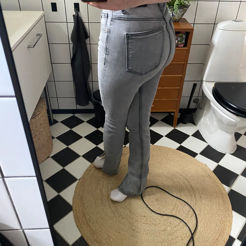 Från Zara köpta för 2 år sedan. Är 173 och de är för långa för mig, därav är de lite slitna längst ned, Kan skicka bilder om någon är intresserad 🤍 De slutar precis under naveln. Farkut & Housut.