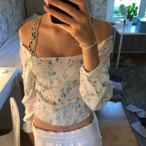 Blus/topp - Suuperfin topp från Kappahl. Säljer pga att den är för kort i armarna. Storlek 146/152, men jag skulle säga att den passar någon som vanligtvis har xxs. Jag har vanligtvis xs som referens!💕