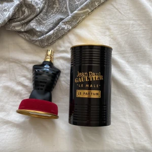 Jean Paul Gaultier Le male le parfum  - Halvfull, väldigt fin doft som funkr till sommarkvällar och vintern, köpt på åhlens, fast pris