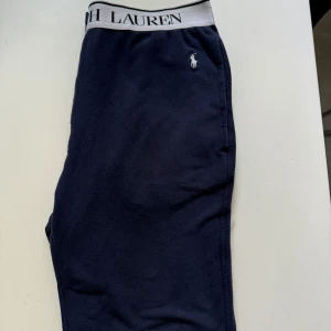 Polo Ralph Lauren byxor - Säljer nu mina Ralph Lauren mjukisbyxor i storlek M. Jag säljer dem för att jag har växt ur dem. Skicket är OK, lite urtvättade i färgen men inga hål eller skador. Hör av er vid frågor och funderingar!