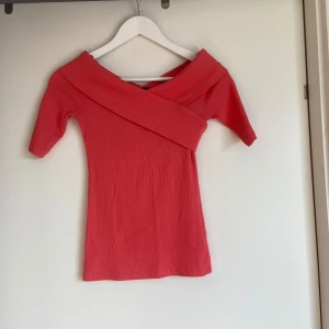 V topp från Gina - Superfin orange v-ringad topp från Gina Tricot i fint skick❤️ Storlek XS 