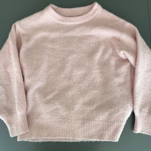 Rosa stickad tröja  - Rosa stickad tröja från zara, den är i storlek 152 men jag skulle säga att den är i XS. Den sticks inte! Skriv till mig om ni har mer frågor eller vill ha mer bilder🥰