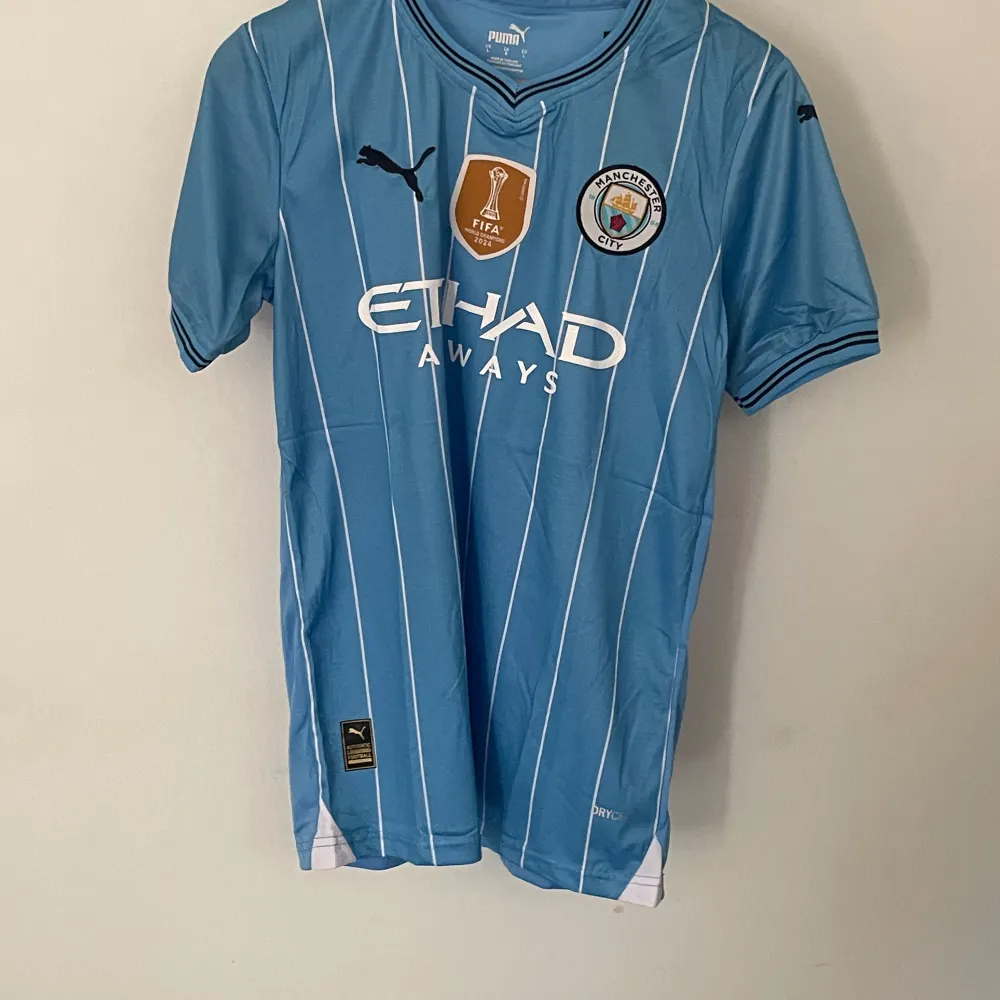 Vi har 9 st Manchester city kits med storlekarna S-L. T-shirts.